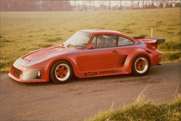 80-Jahre-Ekkehard-Zimmermann-dp-Motorsport-1983-Porsche-935-dp-II-Strassenausfuehrung.jpg